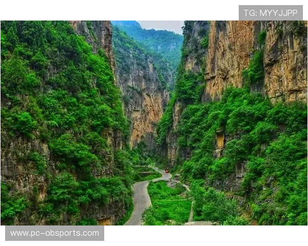 车手在红豆峡赛段感受“中国情峡”的自然与文化魅力